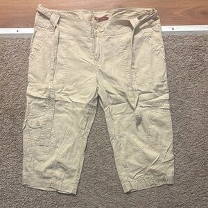 Unionbay Woman’s 17 Khaki Cargo Capris Tie Front Belt Like New